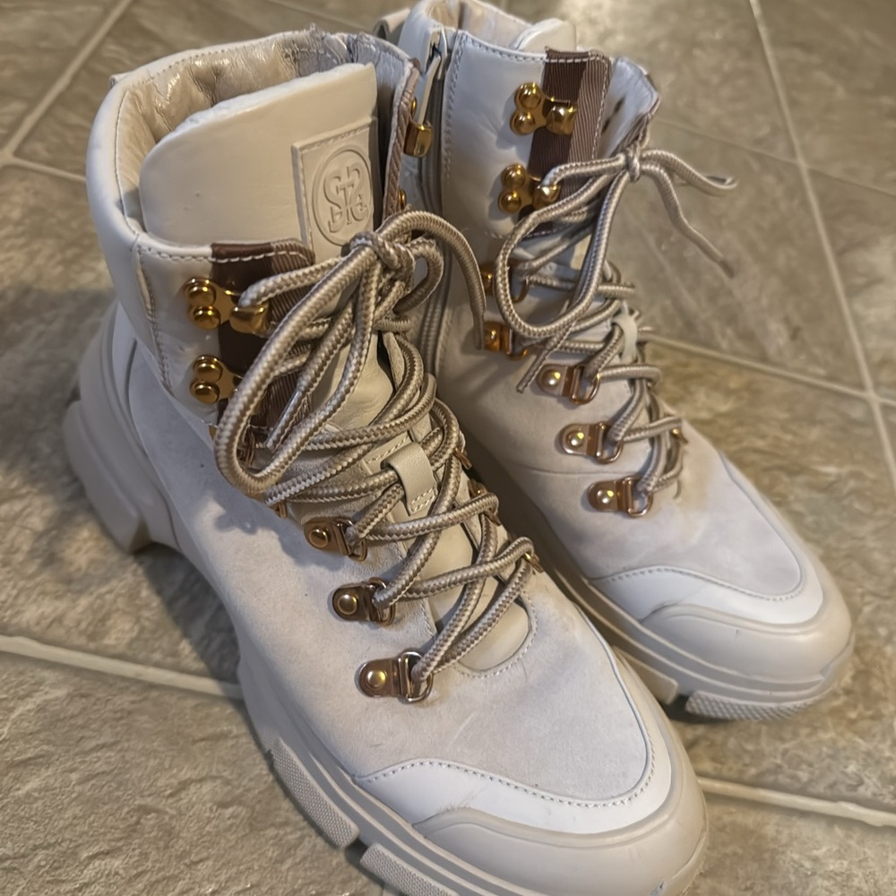 STACCATO White Chunky Lace-Up Boots (fits US 7.5)